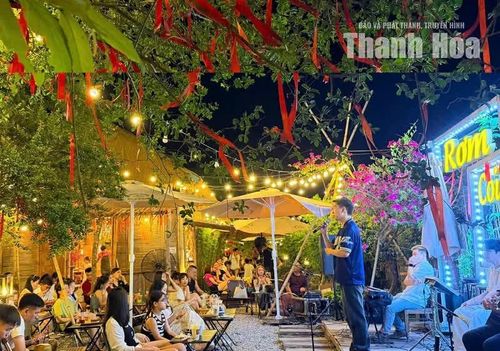 Còi tàu Show - chương trình âm nhạc quy mô nhỏ tại quán cà phê Rơm (phường Hạc Thành), nhưng đã trở thành điểm hẹn quen thuộc của khán giả vào mỗi tối thứ sáu