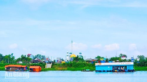 Làng Chăm Đa Phước bên dòng sông Hậu.