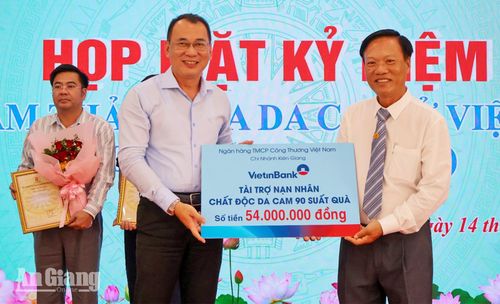 Chủ tịch Hội Nạn nhân chất độc da cam/dioxin tỉnh An Giang Nguyễn Hoàng Minh (bên phải) tiếp nhận bảng tượng trưng kinh phí hỗ trợ nạn nhân chất độc da cam/dioxin trên địa bàn tỉnh.