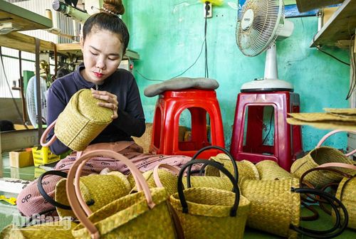 Những chiếc túi xách ra đời từ sự kết hợp giữa kỹ thuật đan truyền thống và tính thẩm mỹ ứng dụng của người trẻ.