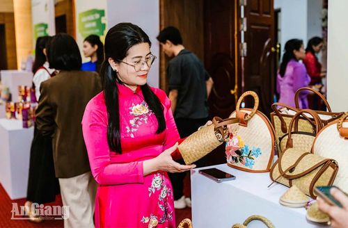 Từ sản phẩm quê nhà đến các sàn thương mại và hội chợ... sắc màu cỏ bàng hôm nay khẳng định vị thế của sản phẩm xanh, thân thiện với môi trường và đậm đà bản sắc Việt.