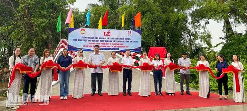 Đại biểu cắt băng khánh thành cầu Nhân Ái.