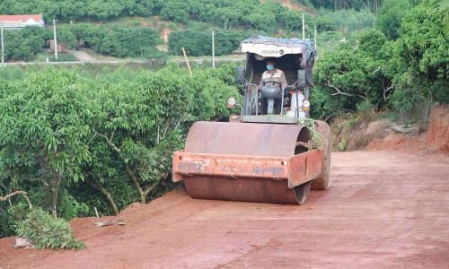Tuyến đường ở thôn Nghẽo, xã Tuấn Đạo đang được thi công.