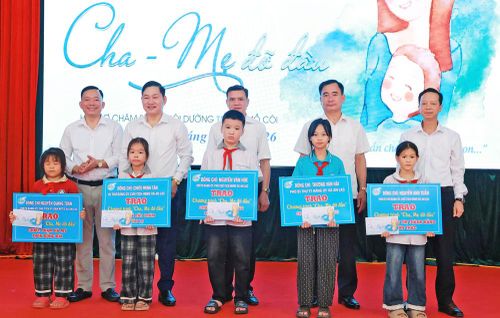 Các đồng chí lãnh đạo xã An Lạc trao kinh phí hỗ trợ cho trẻ em hoàn cảnh khó khăn.