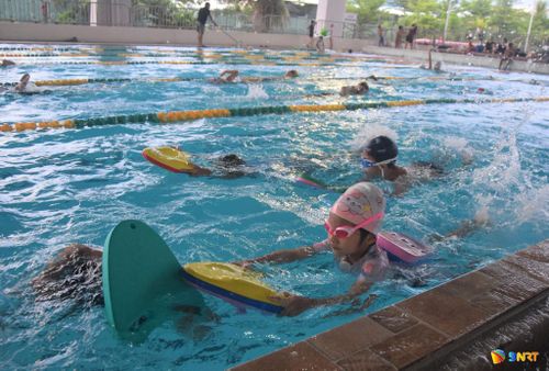 Không khí tập bơi diễn ra sôi động tại Câu lạc bộ Happy Swim. Ảnh: NGUYÊN KHANG