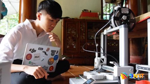 Em Nguyễn Nguyên Khôi nghiên cứu, chế tạo sản phẩm khoa học kỹ thuật để tham gia các cuộc thi. Ảnh:NGUYỄN HƯNG