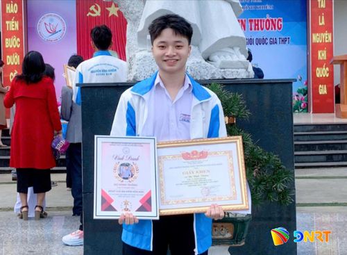 Em Dũ Đình Thắng đạt nhiều giải thưởng cấp thành phố, cấp quốc gia trong quá trình học tập. Ảnh: NVCC