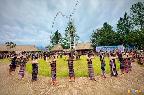 Các nghệ nhân Cơ Tu trình diễn vũ điệu tâng tung da dá trong ngày hội truyền thống. Ảnh: ALĂNG NGƯỚC