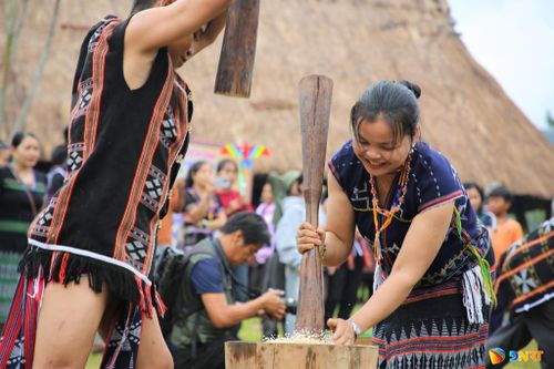 Sống động không gian thi giã gạo đôi nam nữ Cơ Tu. Ảnh: ALĂNG NGƯỚC