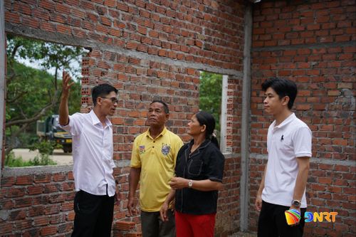 Không chỉ hỗ trợ kinh phí, chính quyền địa phương còn thường xuyên đến tận nơi thăm hỏi, động viên người dân trong quá trình làm nhà. Ảnh: TRÂM ANH