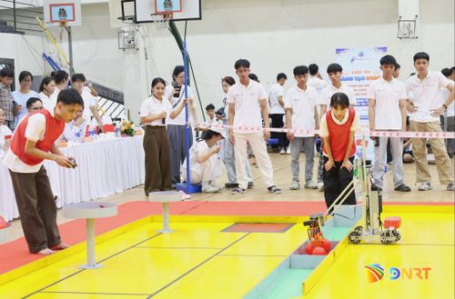 Các đội điều khiển rô bốt thực hiện các nhiệm vụ do ban tổ chức yêu cầu. Ảnh: NGỌC HÀ