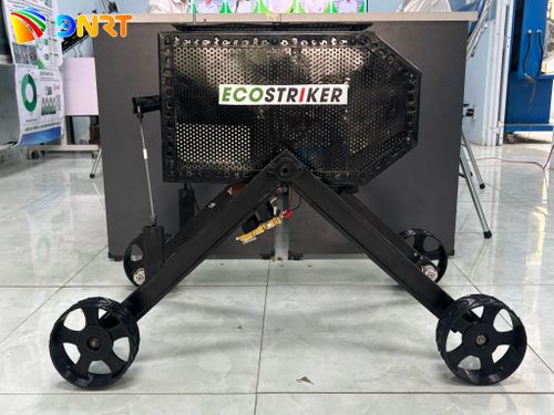 Ecostriker - robot diệt cỏ bằng tia laser. Ảnh: KHÁNH NGÂN