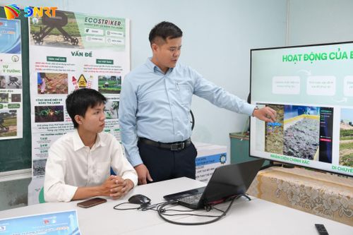 Sinh viên và giảng viên hướng dẫn thảo luận phát triển Ecostriker. Ảnh: KHÁNH NGÂN
