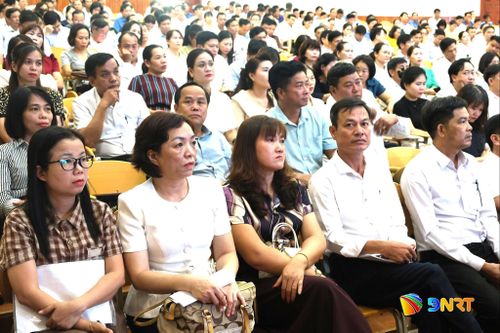 Cán bộ quản lý giáo dục trung học tham dự hội nghị. Ảnh: NGỌC HÀ