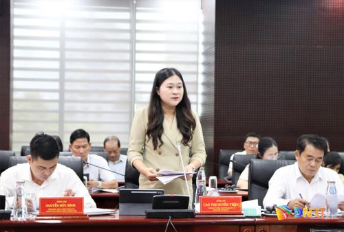 Giám đốc Sở Nội vụ Cao Thị Huyền Trân báo cáo tại buổi làm việc. Ảnh: TRỌNG HUY