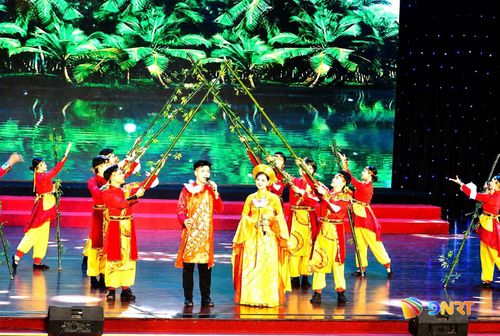 Liên hoan văn nghệ các tôn giáo là dịp để các vị chức sắc và đồng bào các tôn giáo giao lưu, tìm hiểu, tăng cường sự hiểu biết lẫn nhau. Ảnh: NGỌC HÀ