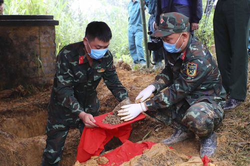 Công tác khai quật, cất bốc hài cốt liệt sĩ tại Trạm Vi ba Pha Đin phát hiệu nhiều di vật.