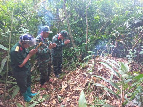 Một vị trí nghi là nơi chôn cất liệt sĩ tại khu rừng thuộc bản Tâu được tổ công tác Bộ CHQS tỉnh khảo sát, xác minh.