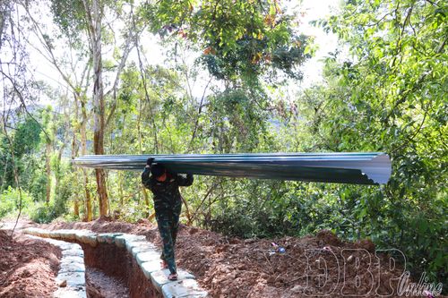 Cán bộ, chiến sĩ Bộ Chỉ huy Quân sự tỉnh vận chuyển vật liệu thi công các hạng mục.