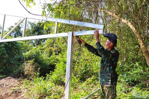 Cán bộ, chiến sĩ Bộ Chỉ huy Quân sự tỉnh thi công Khu Sở chỉ huy diễn tập cấp xã.
