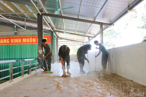 Cán bộ, chiến sĩ Bộ Chỉ huy Quân sự tỉnh vệ sinh các hạng mục đã hoàn thành.