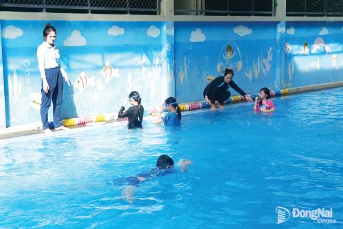 Học sinh Trường TH-THCS-THPT Bùi Thị Xuân học bơi trong trường.