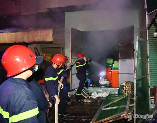 Lực lượng cảnh sát phòng cháy, chữa cháy và cứu nạn, cứu hộ khống chế đám cháy tại Trung tâm Thương mại Biên Hòa. Ảnh: Công Nghĩa