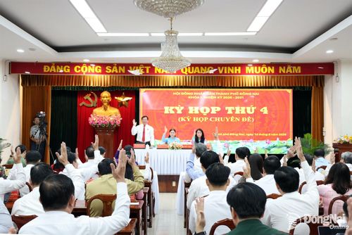 Các đại biểu biểu quyết thông qua nghị quyết kỳ họp. Ảnh: Hồ Thảo