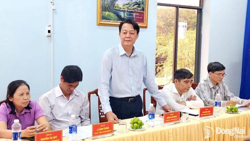 Chủ tịch UBND xã Minh Đức Huỳnh Văn Minh phát biểu tại buổi làm việc. Ảnh: Như Nam