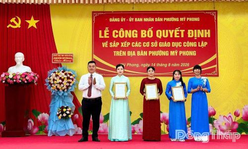 Đồng chí Lê Thị Bé Phượng và đồng chí Trần Minh Thuận trao Quyết định thành lập 3 trường.