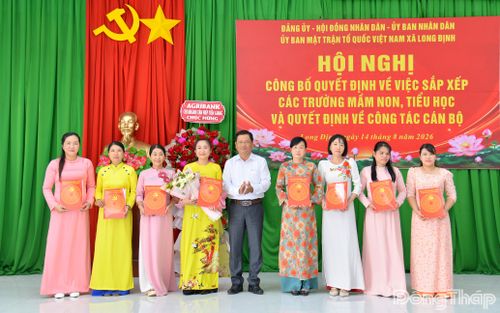 Đồng chí Lê Văn Phú, Bí thư Đảng ủy, Chủ tịch HĐND xã Long Định, trao Quyết định thành lập Đảng bộ cơ sở Trường Mầm non Long Định và Quyết định chỉ định Ban Chấp hành và Ủy ban Kiểm tra Đảng bộ trường.