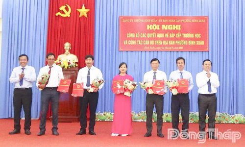 Lãnh đạo phường Bình Xuân trao các Quyết định về sắp xếp trường học và công tác cán bộ.