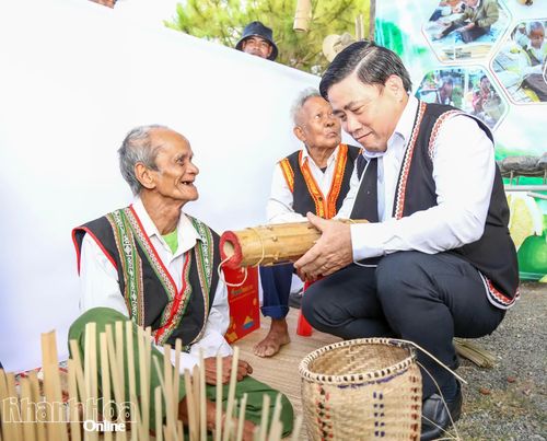 Đồng chí Lâm Đông tham quan, trải nghiệm các nhạc cụ truyền thống của người Raglai.