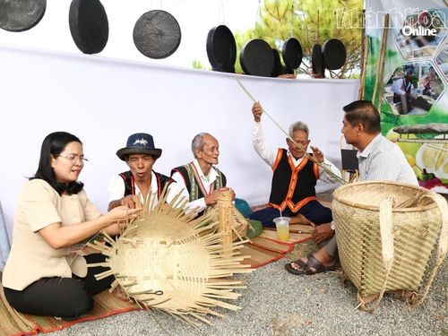 Trình diễn nghề thủ công truyền thống của người dân xã Đông Khánh Sơn.
