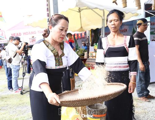 Nét đẹp đời sống của đồng bào Raglai xã Đông Khánh Sơn được tái hiện tại chương trình.