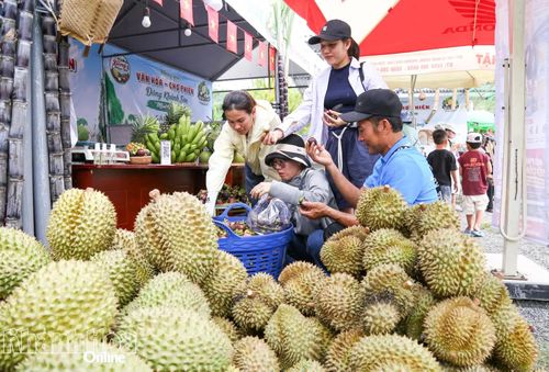 Du khách mua nông sản đặc trưng của xã Đông Khánh Sơn.