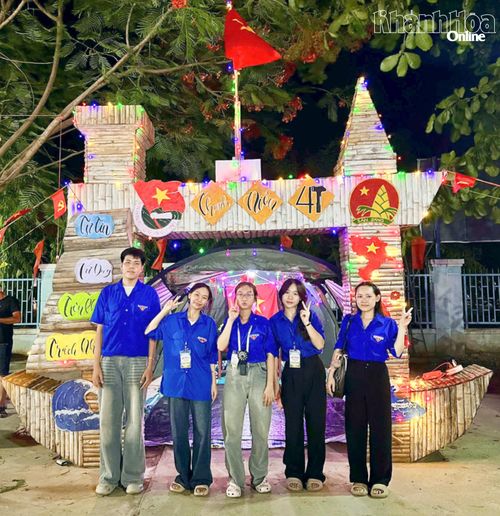 Các đoàn viên bên cổng Tiểu trại Khu phố 1 và Chi đoàn Công an phường Đô Vinh.