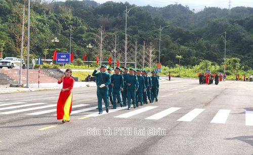 Đoàn vận động viên khối quân sự tham gia diễu hành tại đại hội.