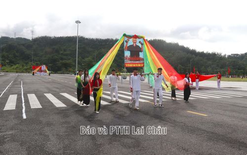 Nghi thức rước chân dung Bác Hồ tại lễ khai mạc.