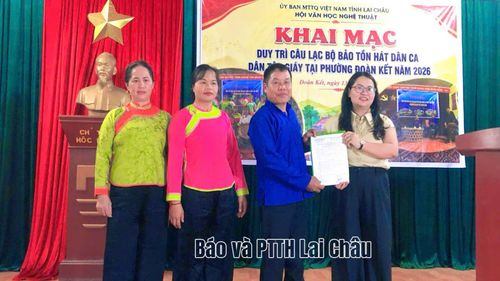 Đồng chí Phùng Thị Hải Yến - Phó Chủ tịch Hội Văn học Nghệ thuật tỉnh trao Quyết định kiện toàn Câu lạc bộ cho Ban Chủ nhiệm.