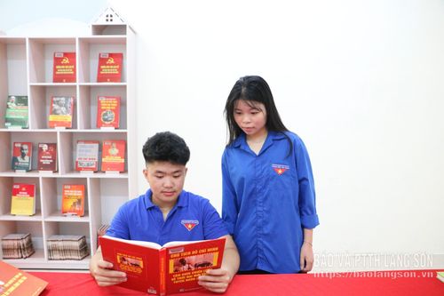 Đoàn viên thanh niên phường Lương Văn Tri tìm hiểu thông tin tư liệu tại Thư viện tỉnh