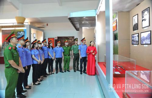 Cán bộ, đảng viên, đoàn viên thanh niên thuộc Viện Kiểm sát nhân dân khu vực 1 và Công an tỉnh Lạng Sơn nghe thuyết minh viên Bảo tàng tỉnh giới thiệu các hình ảnh, tài liệu, hiện vật về thời kỳ kháng chiến chống thực dân Pháp (Ảnh: Tuyết Mai)