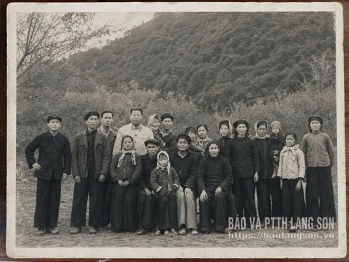Đồng chí Chu Văn Tấn chụp ảnh kỷ niệm với gia đình ông Lương Văn Thông và các ân nhân cách mạng khi về thăm Lũng Nọi năm 1963
