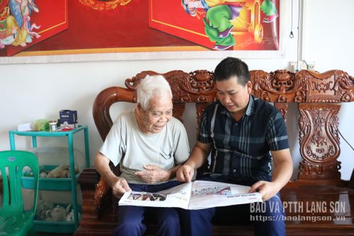 Cụ Đàm Yên đọc báo và kể lại những câu chuyện lịch sử cho thế hệ trẻ