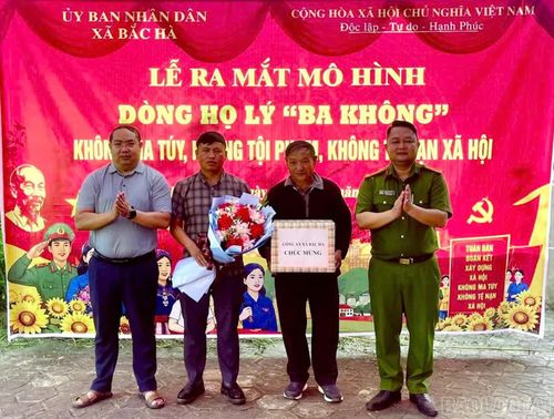 Công an xã Bắc Hà tặng quà dòng họ Lý.