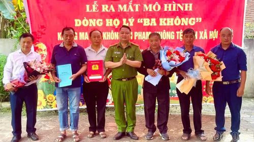Trao quyết định ra mắt mô hình.