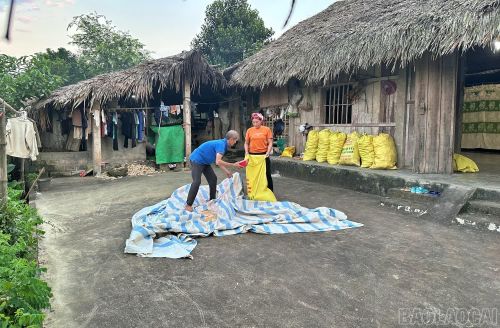 Vợ chồng bà Hoàng Thị Tom hỗ trợ con dâu làm việc nhà để tạo điều kiện cho con đi tập bóng cùng đồng đội.