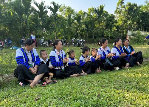 Mỗi buổi tập của đội bóng còn thường nhận được sự cổ vũ của người dân trong vùng.
