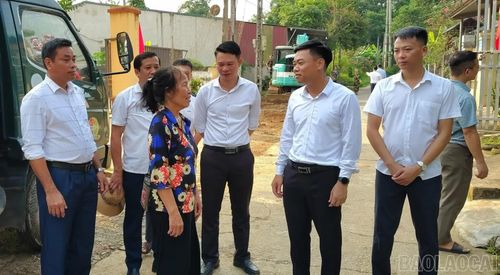 Lãnh đạo phường Văn Phú trao đổi với người dân về công tác hiến đất, làm đường.