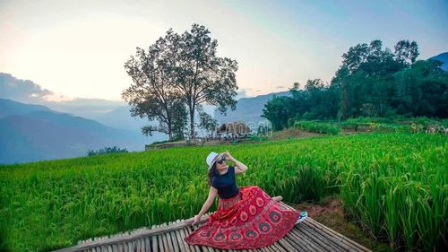 Thời điểm này đang vào mùa lúa xanh, những thửa ruộng bậc thang trải dài giữa thung lũng Choản Thèn tạo cảnh sắc tươi xanh trước khi chuyển vàng vào tháng 9.